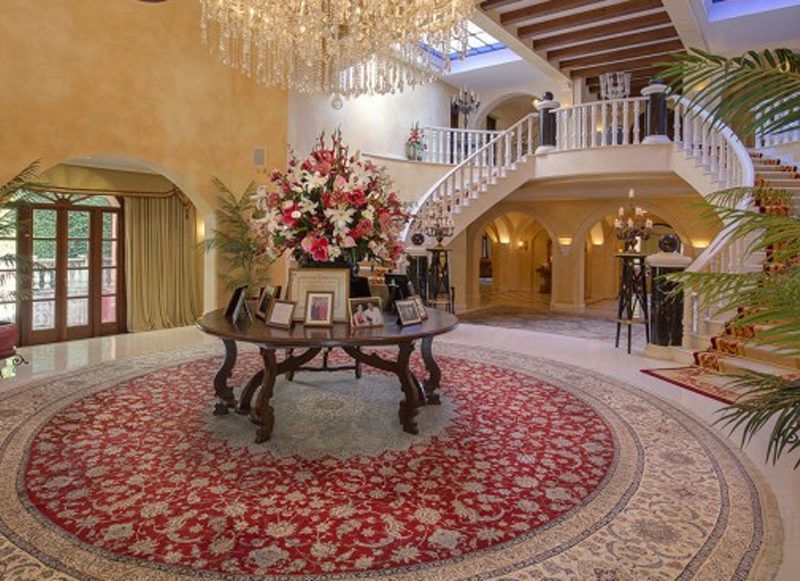 UNA MANSIÓN LLENA DE LUJOS