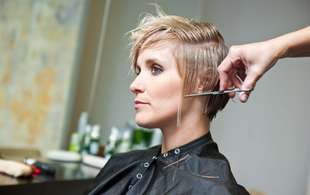 Irene Urdangarín deslumbra con un semirrecogido noventero y un accesorio de baño, ¡Descubre el estilo más cool! 3 Moncloa peinados