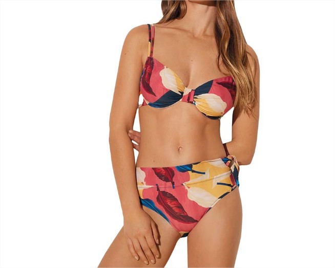 Luce figura este verano, sé la reina de la playa y la piscina con estos bikinis de El Corte Inglés en oferta 3 Moncloa Bikini aro reductor y braga midi estampado el corte ingles