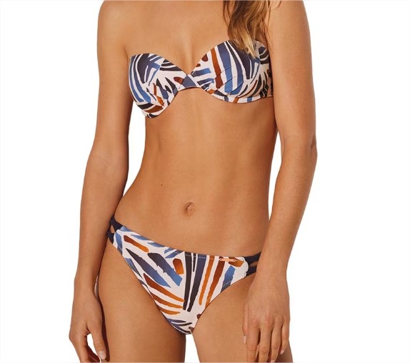 Luce figura este verano, sé la reina de la playa y la piscina con estos bikinis de El Corte Inglés en oferta 4 Moncloa Bikini bandeau y braga mini estampado el corte ingles
