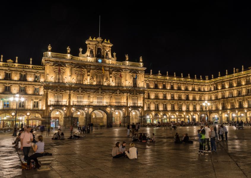 Descubre Salamanca: 11 curiosidades históricas que asombrarán, una travesía fascinante que te dejará con intriga 1 Moncloa Salamanca plaza mayor