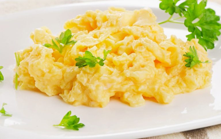Nunca vuelvas a hacer huevos revueltos secos: el ingrediente secreto que los deja siempre jugosos