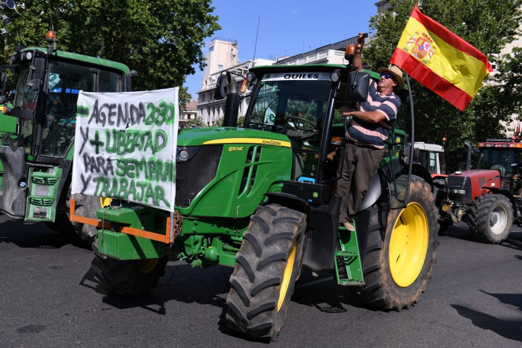 Plataforma 6F incendia con bulos y enfrentamientos las protestas de los agricultores 1 Moncloa Abascal se arrima a los agricultores en plenas protestas en el campo