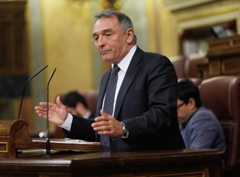 IU, integrada en Sumar, denuncia la ‘rérmora franquista’ del PP por su campaña contra la regularización de inmigrantes y el voto exterior