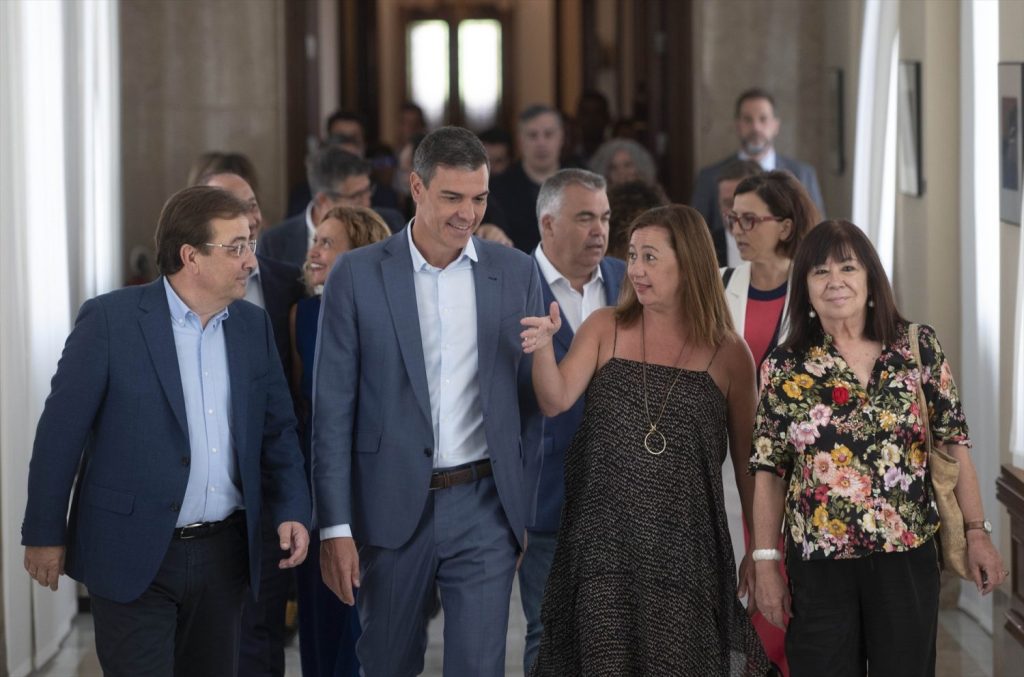 El presidente del Gobierno en funciones y secretario general del PSOE, Pedro Sánchez (2i), el expresidente de la Junta y secretario general del PSOE de Extremadura, Guillermo Fernández Vara (1i), la diputada socialista y expresidenta de Baleares, Francina Armengol (2d) y la senadora y presidenta del PSOE, Cristina Narbona (1d)