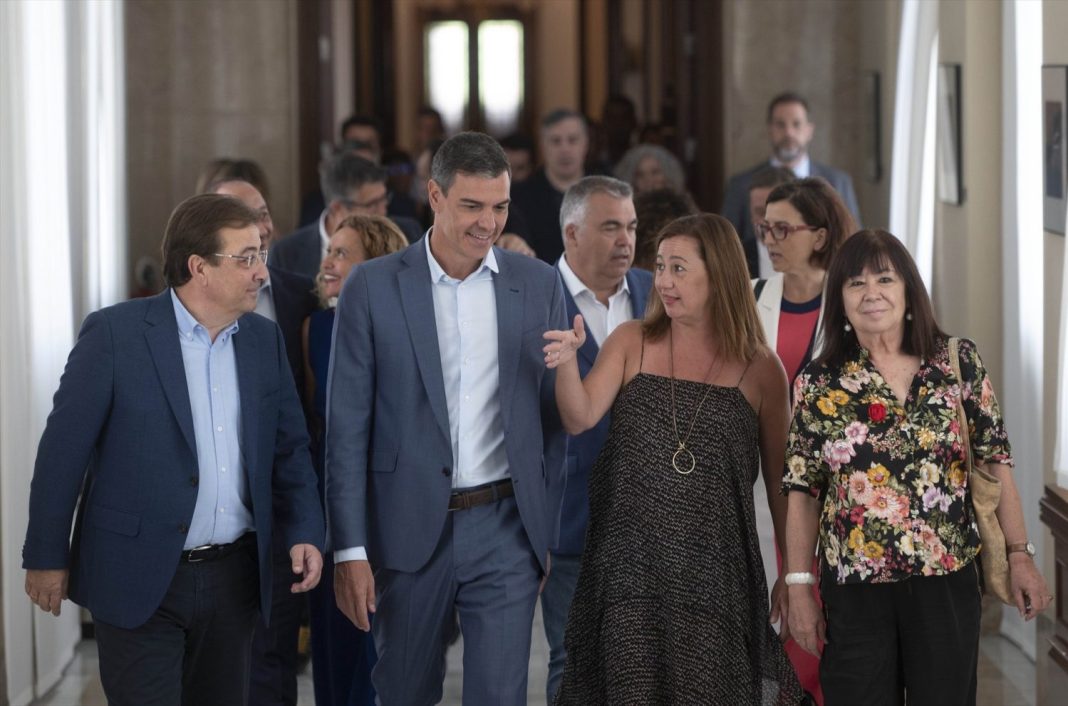 El presidente del Gobierno y secretario general del PSOE, Pedro Sánchez (2i), el expresidente de la Junta y secretario general del PSOE de Extremadura, Guillermo Fernández Vara (1i), la diputada socialista y expresidenta de Baleares, Francina Armengol (2d) y la senadora y presidenta del PSOE, Cristina Narbona (1d)