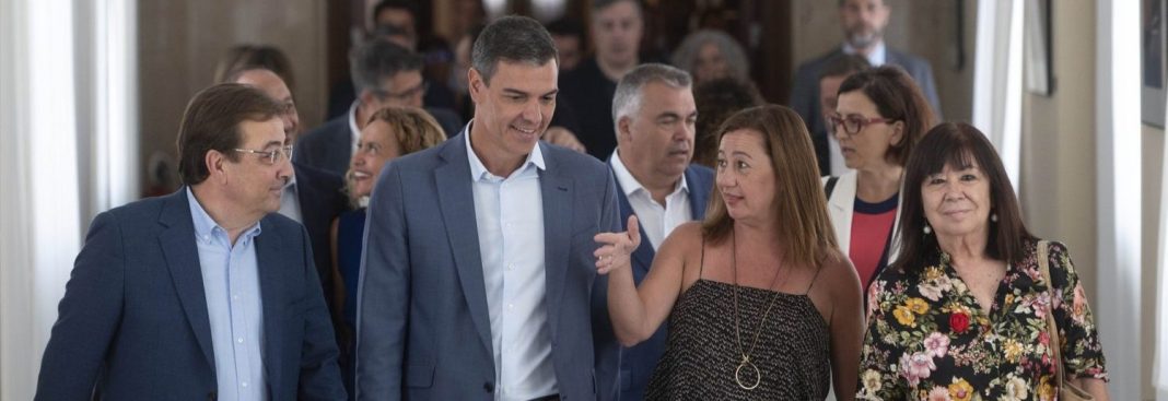 El presidente del Gobierno y secretario general del PSOE, Pedro Sánchez (2i), el expresidente de la Junta y secretario general del PSOE de Extremadura, Guillermo Fernández Vara (1i), la diputada socialista y expresidenta de Baleares, Francina Armengol (2d) y la senadora y presidenta del PSOE, Cristina Narbona (1d)
