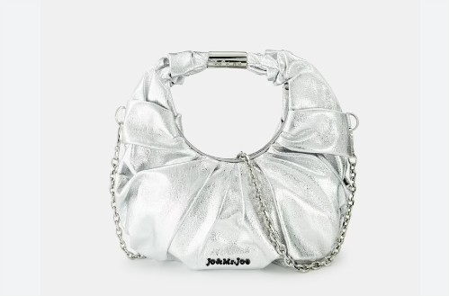 Los bolsos más festivaleros que captarán todas las miradas están rebajados en El Corte Inglés 4 Moncloa bolso fruncido plata el corte ingles