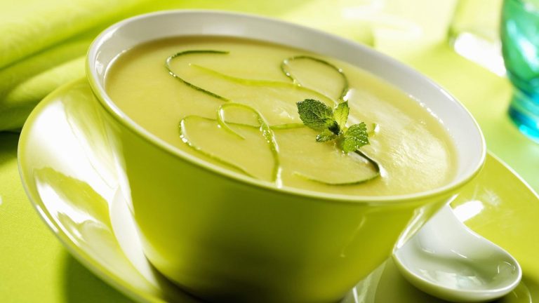Crema fría de calabacín y menta: la sopa saciante que deshincha el abdomen y solo aporta 80 kcal por plato