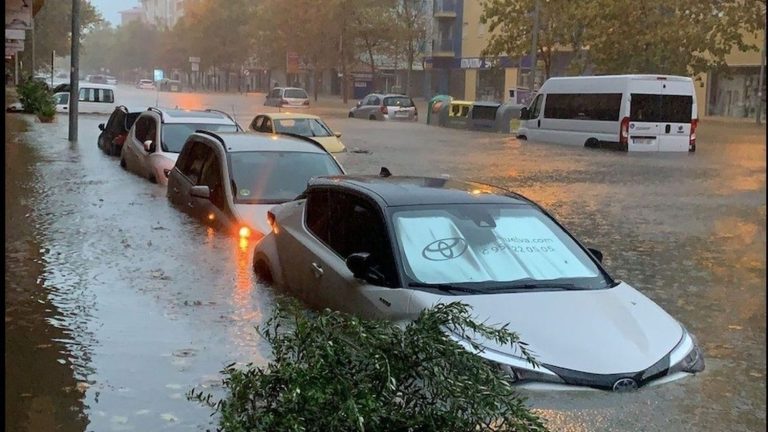 Alerta roja por lluvias en Valencia: 359.896 alumnos sin clase en 104 municipios y un aviso que durará hasta el sábado