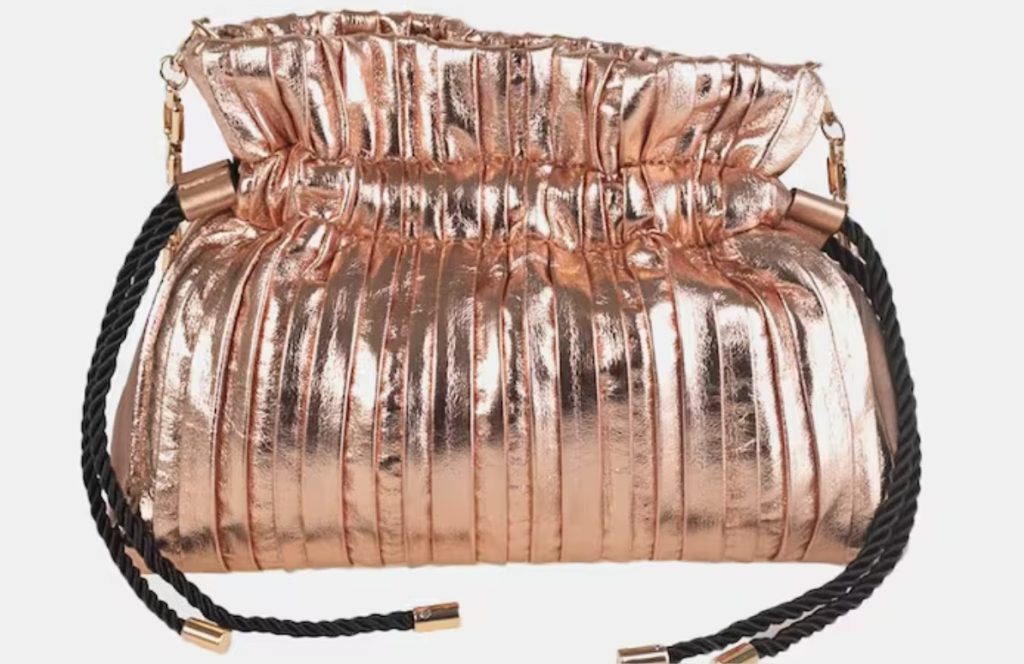 Los bolsos más festivaleros que captarán todas las miradas están rebajados en El Corte Inglés 3 Moncloa saco fiesta plisado el corte ingles