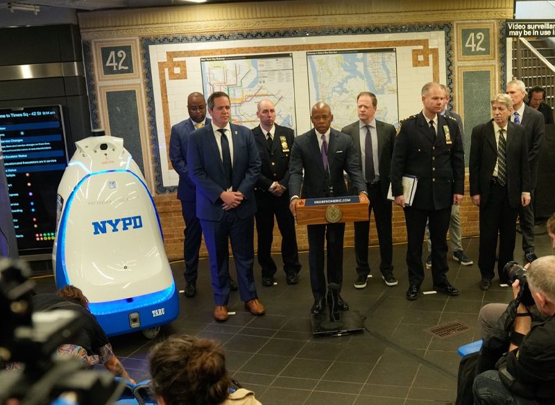 UN ROBOT ACOMPAÑADO DE DOS OFICIALES DE POLICÍA