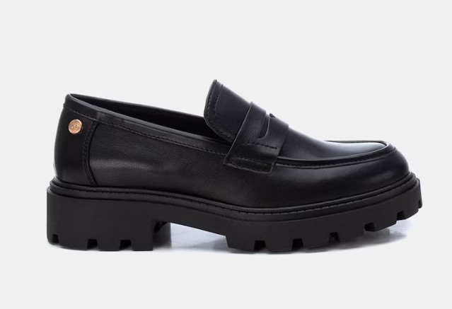 Mocasines y bailarinas:10 zapatos planos y elegantes de El Corte Inglés a precios increíbles 6 Moncloa Mocasines de mujer en piel sintética con detalle de antifaz y suela gruesa de goma