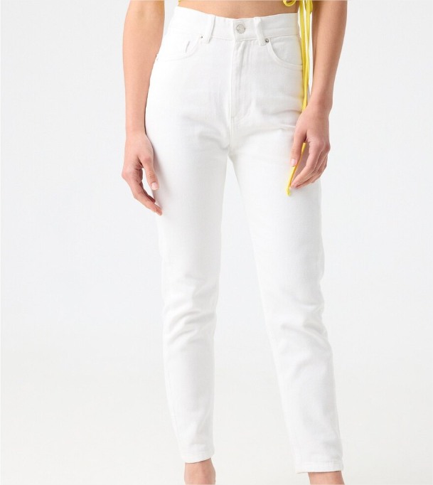 Ni Zara ni Mango: El Corte Inglés tiene los vaqueros de menos de 30 euros que vas a querer tener en todos los colores 6 Moncloa Vaquero Recto de Mujer en Color Blanco de Tiro Alto