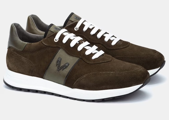 Zapatillas de hombre tipo running bajas en piel serraje con cierre de cordones