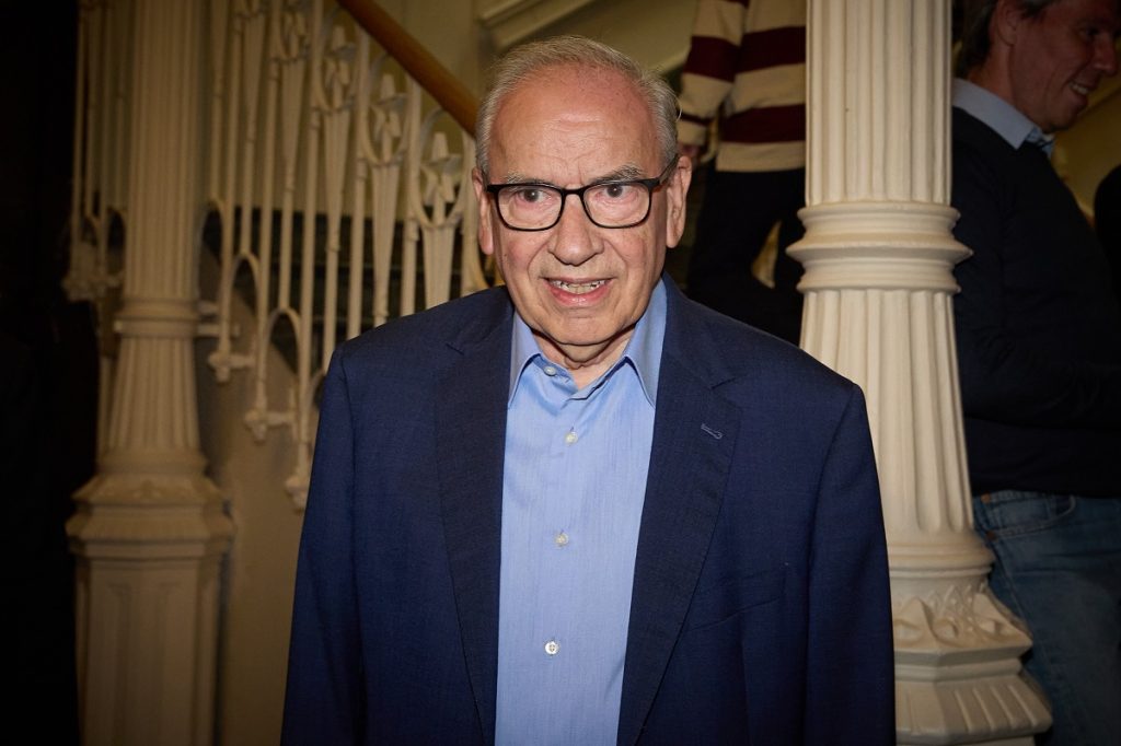 González y Guerra niegan un complot contra el «disidente» Sánchez 1 Moncloa Guerra acusa a los jóvenes políticos de ser «una estafa descomunal»