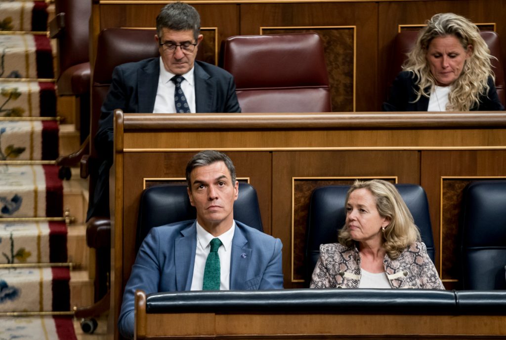 El rencor de Yolanda Díaz tras la salida de Calviño: «Habrá batalla contra Montero» 3 Moncloa Nadia Calviño y Pedro Sánchez, ministra de Economía y presidente del Gobierno en funciones