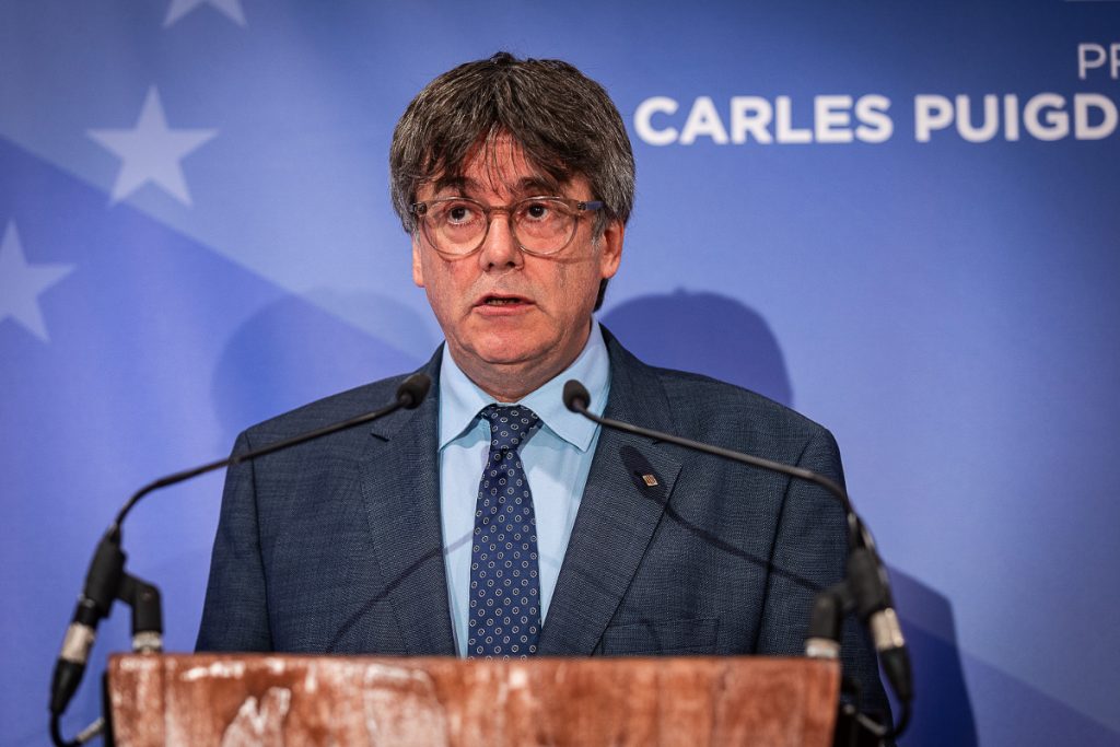 Cebrián se opone a entregar la amnistía al «prófugo» Puigdemont 2 Moncloa Carles Puigdemont, líder de Junts, insiste en el referéndum y la amnistía