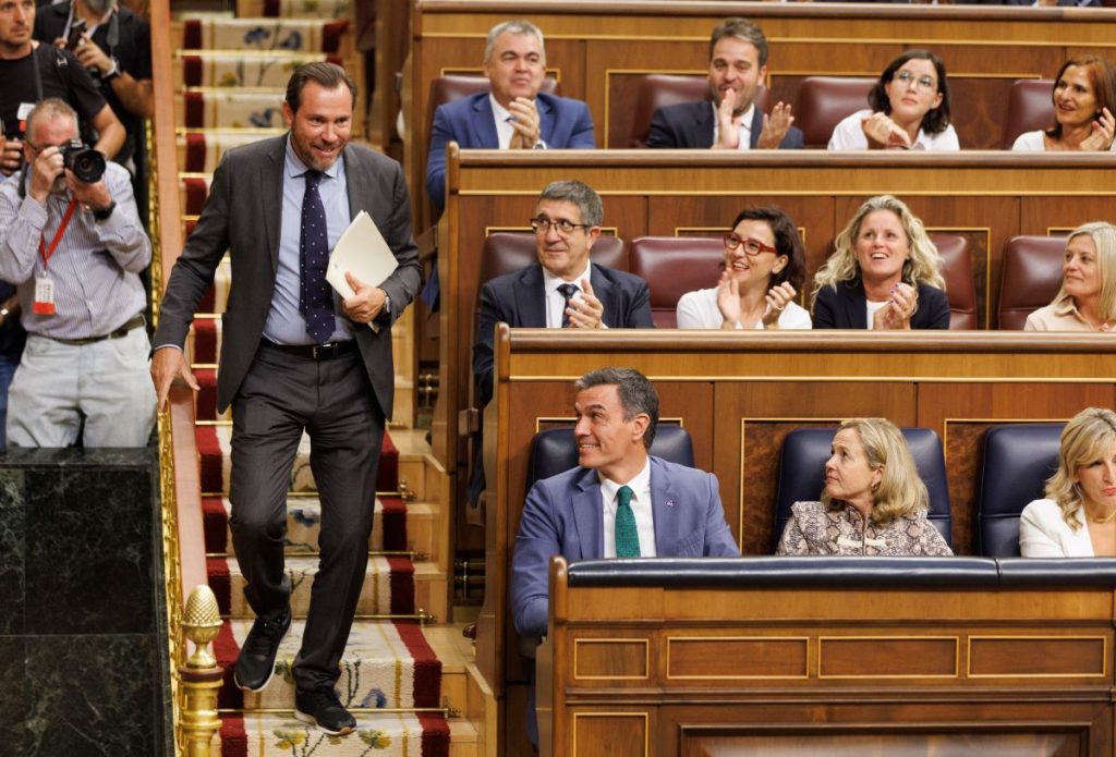 El PSOE esconde a Sánchez y menosprecia la investidura de Feijóo 1 Moncloa Sánchez mira como baja Óscar Puente a la tribuna de oradores para dar la réplica a Feijoo