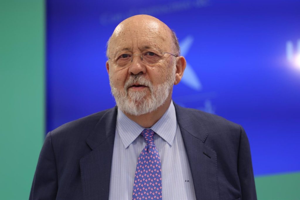 El CIS del 'chef' Tezanos apunta al éxodo de Sumar hacia PSOE y Podemos 2 Moncloa El 'chef' Tezanos sobrepondera a PSOE y Sumar en las encuestas del CIS. Fuente: Agencias