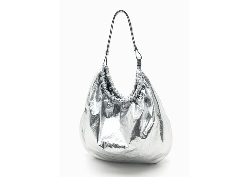 EL BOLSO DE HOMBRO METALIZADO DE ZARA