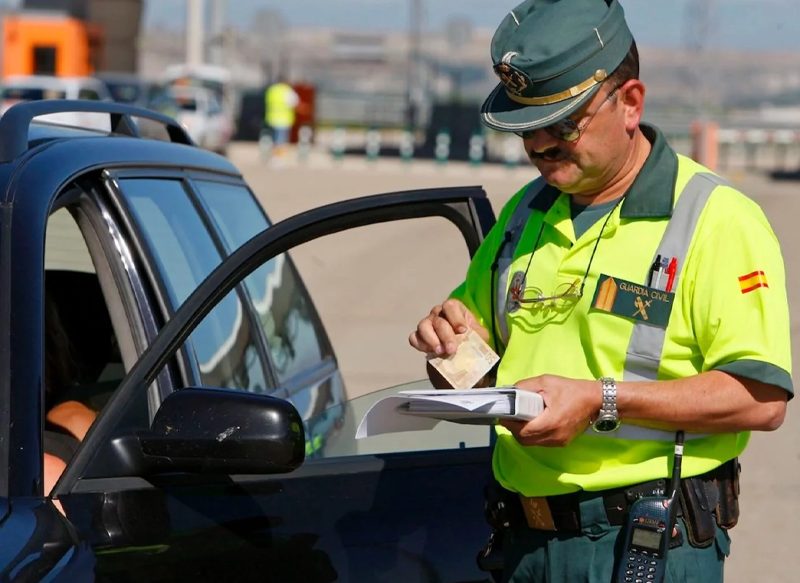 UNA MULTA GRAVE DE 200 EUROS Y 4 PUNTOS DE CARNET