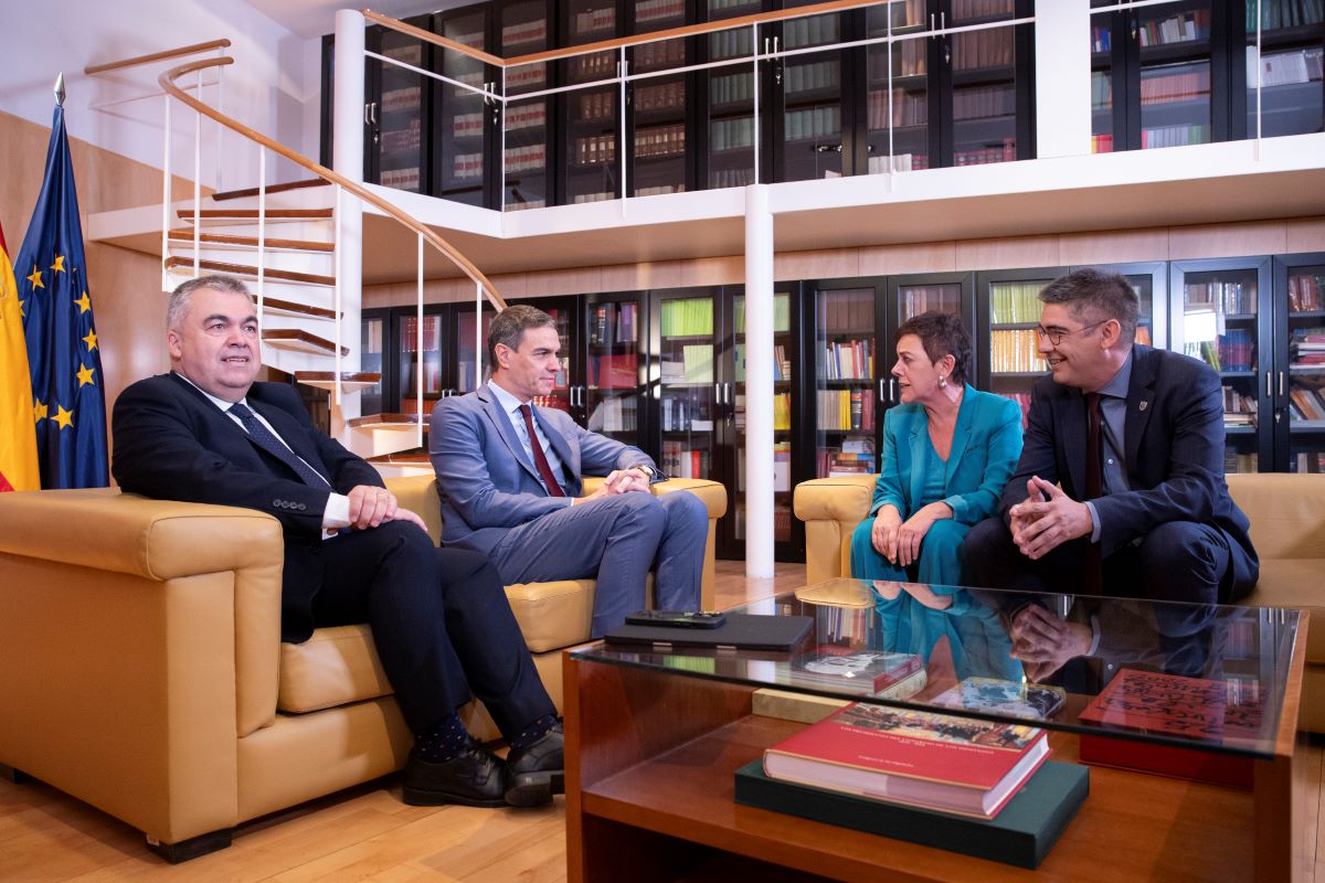 Pedro Sánchez y Santos Cerdán junto a Mertxe Aizpurua y Gorka Elejabarrieta,, de Bildu, donde intervino Antxón