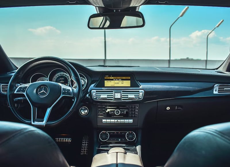 LA DGT NO PERMITE LLEVAR COLGANTES EN EL ESPEJO RETROVISOR