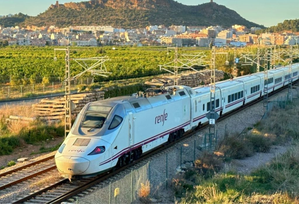 Choque de trenes entre PP y PSOE: Tellado contra Puente por Renfe 2 Moncloa Línea de alta velocidad de RENFE (Fuente: Agencias)
