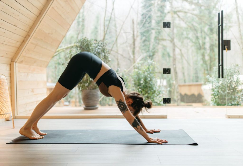 Pilates en la pared: esta es la postura que acabará con tus dolores de espalda 1 Moncloa Estos son los beneficios del pilates