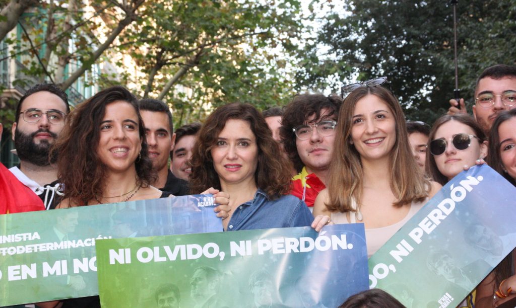Clamor catalán contra la amnistía y el referéndum en Barcelona 2 Moncloa Isabel Díaz Ayuso, con los jóvenes constitucionalistas de S'Ha Acabat en Barcelona