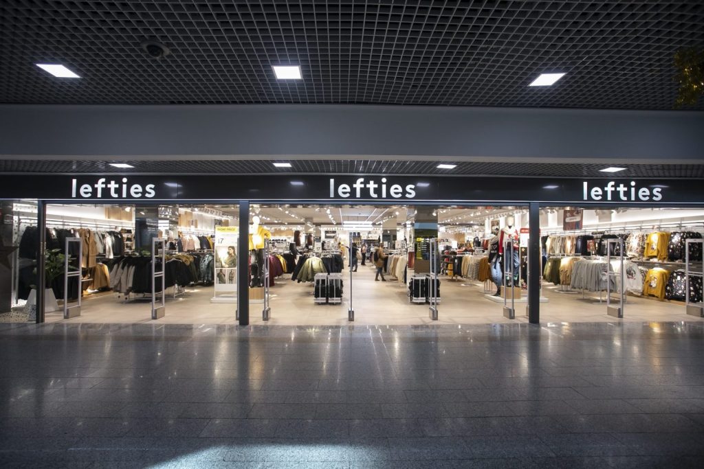 El irresistible encanto de la falda corta con efecto encerado de Lefties a solo 12,99 euros: ¡Toda una tendencia de moda! 1 Moncloa Lefties