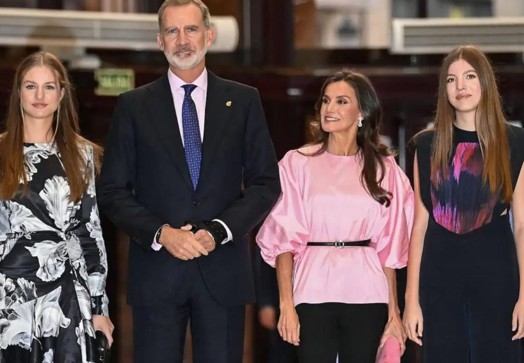 leonor y la infanta sofia con los reyes