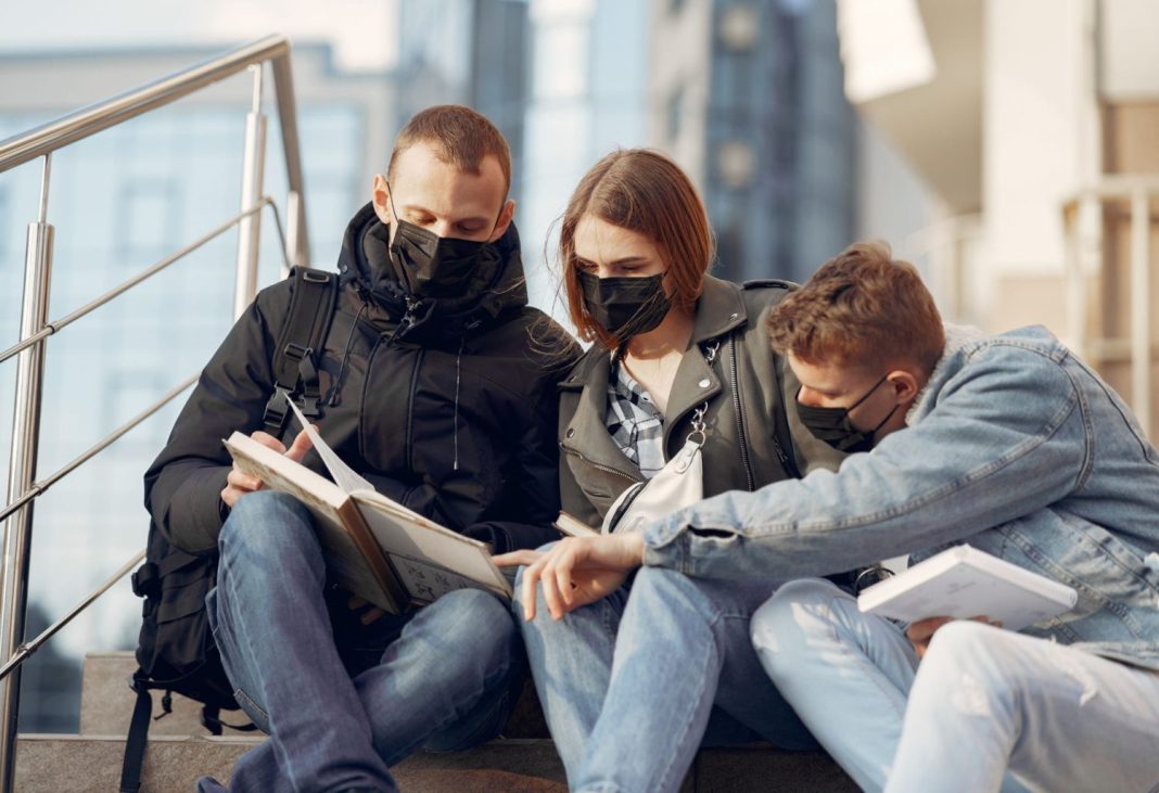 Imagen de gente durante el COVID