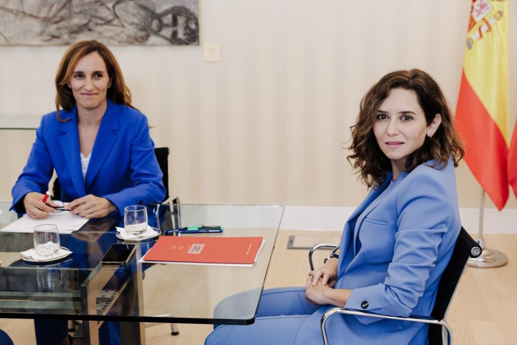 Mónica García acusa a Ayuso de enseñarse con familias de las residencias