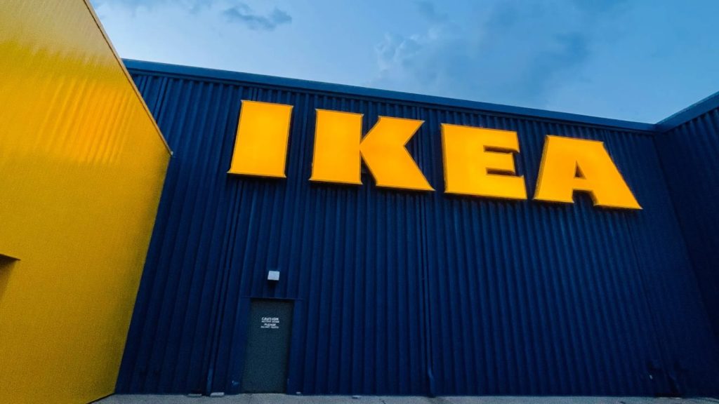 Optimiza tu recibidor en pisos pequeños con la eficiencia de tres percheros y dos zapateros estrechos de Ikea 2 Moncloa Ikea