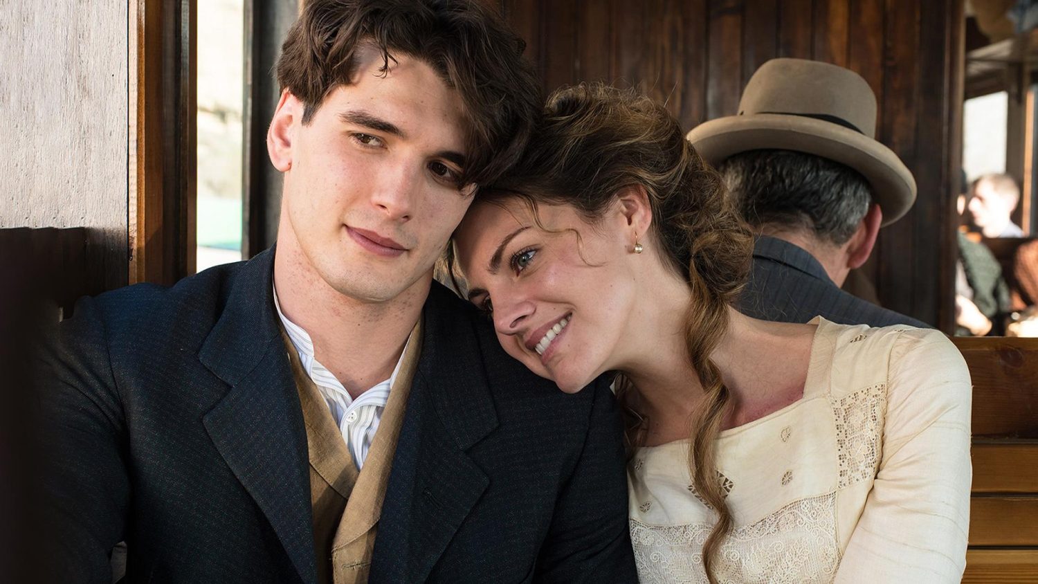 Gran Hotel: Misterio y romance: La química real detrás de Yon González y Amaia Salamanca 1 Moncloa LA SAGA DEL GRAN HOTEL: UN FENÓMENO INOLVIDABLE