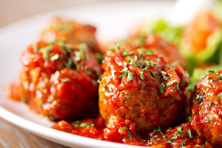Exquisitas albóndigas: una receta sencilla como la haría tu abuela albóndigas