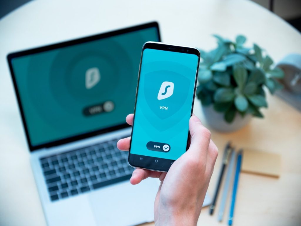 Proteja su privacidad en línea: descubra por qué una VPN es esencial en la era digital 2 Moncloa dan nelson hIz3vbUbOoI unsplash Moncloa