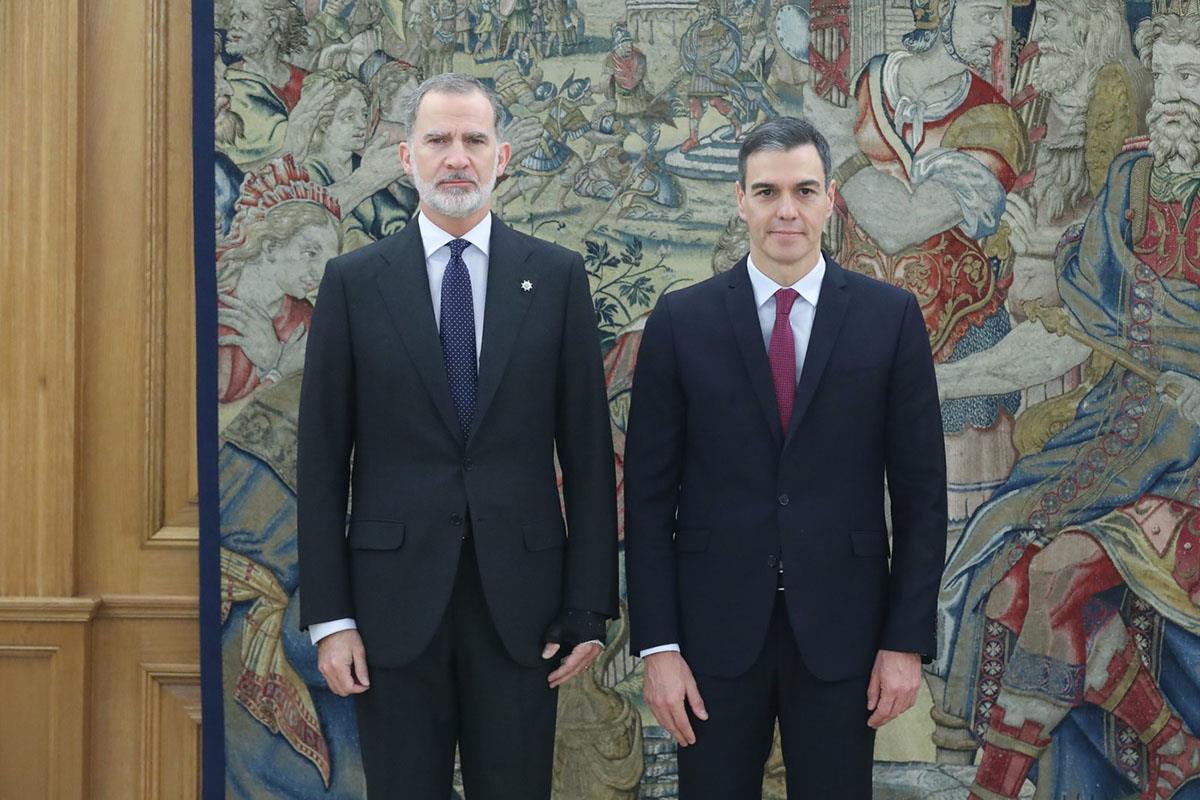 felipe-vi-pedro-sanchez-amnistia-erc-psoe El Rey Felipe VI con un semblante serio ante Pedro Sánchez, presidente del Gobierno
