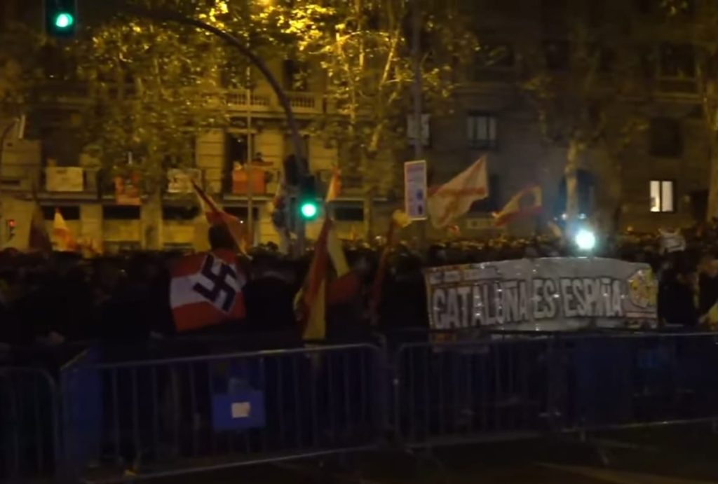 Los 'narconazis' y 'Renos' de la UIP, verdugos y víctimas en Ferraz 1 Moncloa Banderas de los narconazis en las protestas de Ferraz