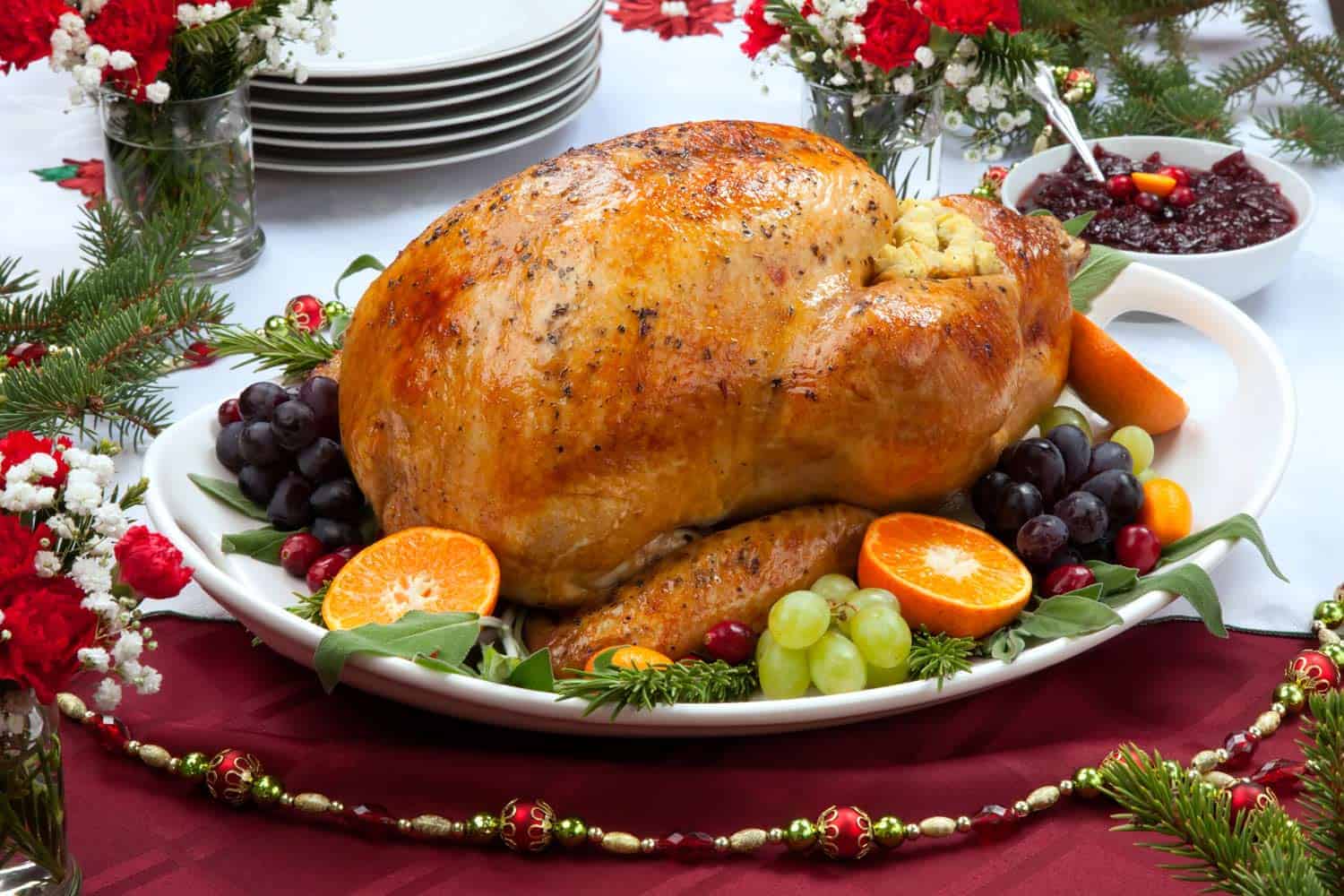 Deléitate con nuestro irresistible pavo en costra de hierbas y frutos secos: un festín culinario inolvidable 3 Moncloa El toque final: presentación y maridaje