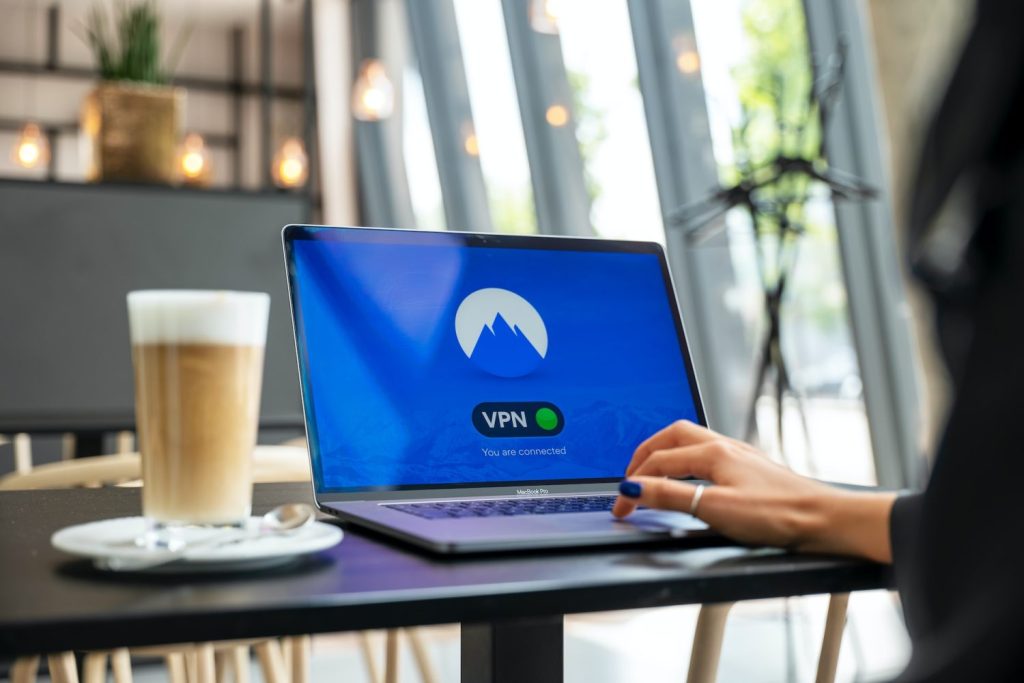 Proteja su privacidad en línea: descubra por qué una VPN es esencial en la era digital 1 Moncloa petter lagson NEtFkKuo7VY unsplash Moncloa