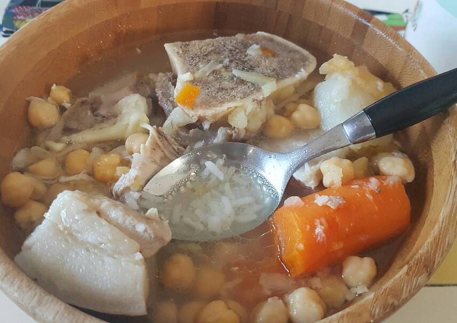 ¡Sabor levantino en cada cucharada! Descubre la receta del puchero valenciano, un plato completo que conquista paladares 2 Moncloa VARIACIONES REGIONALES Y TOQUES PERSONALES