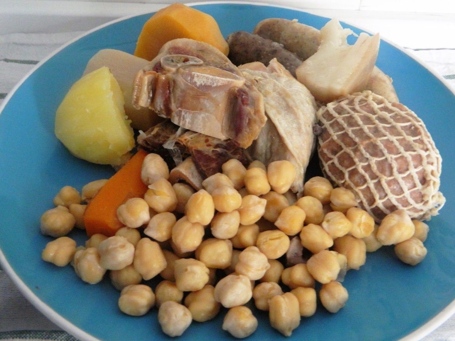 ¡Sabor levantino en cada cucharada! Descubre la receta del puchero valenciano, un plato completo que conquista paladares 1 Moncloa UNA TRADICIÓN CULINARIA CENTENARIA
