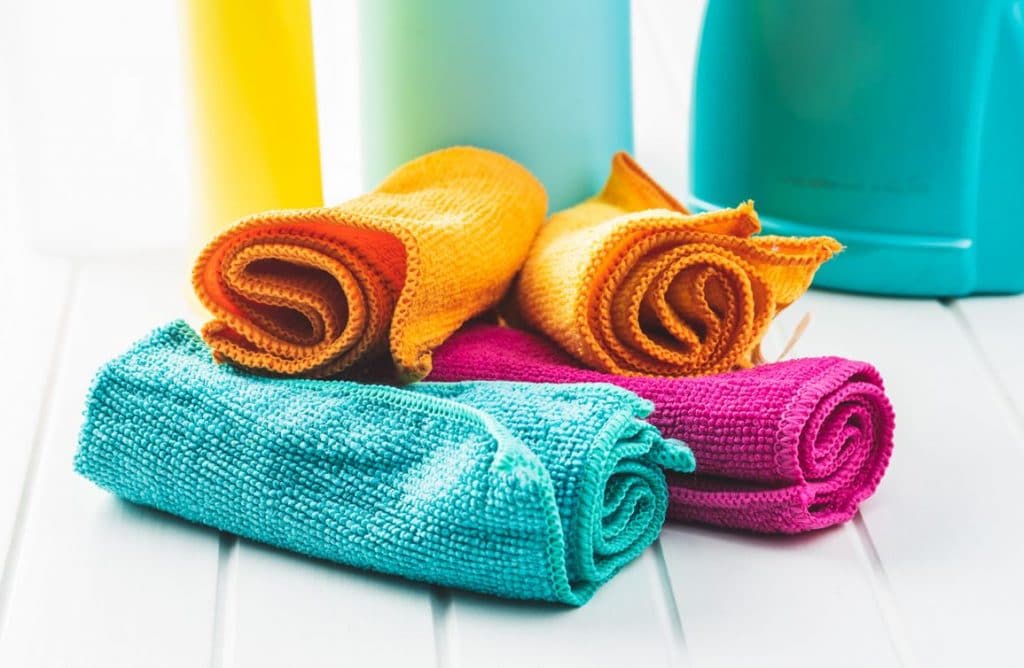 Transforma tus cristales con nuestro ingenioso truco: limpieza económica para un brillo impecable y sin molestas marcas 1 Moncloa Reúne los materiales necesarios