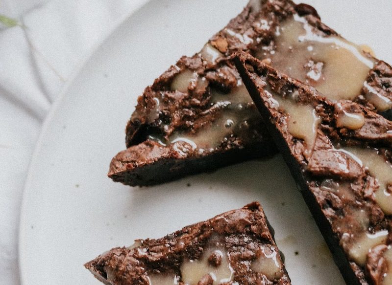 AVENA AL HORNO CON MANTEQUILLA DE MANÍ Y CHOCOLATE