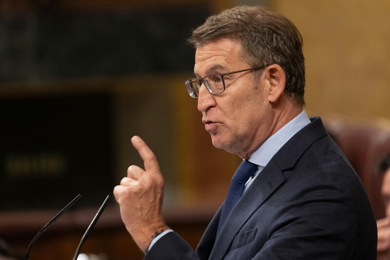 El PSOE de Pedro Sánchez escenifica el pago de los siete votos a Puigdemont 1 Moncloa Feijóo asegura que Pedro Sánchez paga con la amnistía los 7 votos de Puigdemont para su investidura