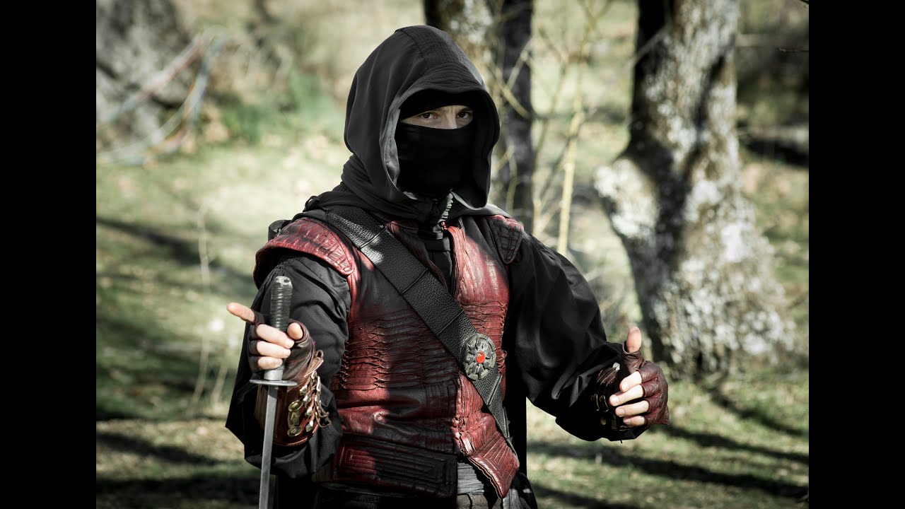 Águila Roja: La identidad del héroe enmascarado finalmente revelada 2 Moncloa LA MÁSCARA Y EL MISTERIO TRAS ÁGUILA ROJA