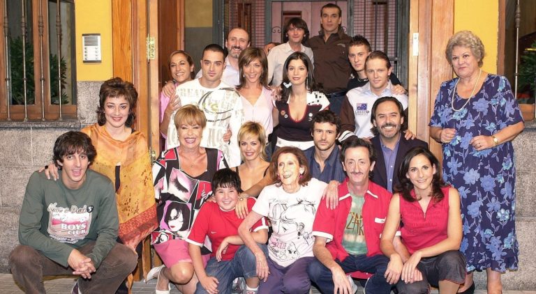 Guionista de ‘Aquí no hay quien viva’ destapa el motivo real del cambio de Cuesta por Guerra en la presidencia: «Fue un cabreo monumental de Carlos Latre»